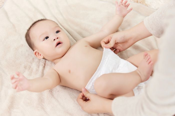 1631085838813465.jpg 攝圖網_501725392_母親幫嬰兒小寶寶穿尿不濕(企業商用).jpg