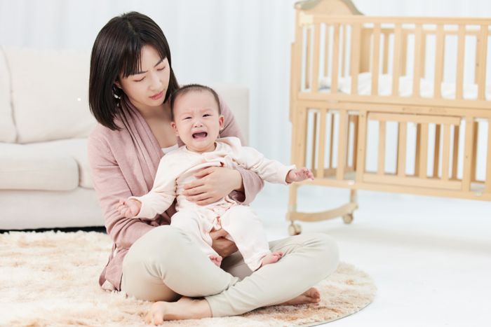 1631087478206754.jpg 攝圖網_501725428_安撫哭泣嬰兒的月嫂(企業商用).jpg