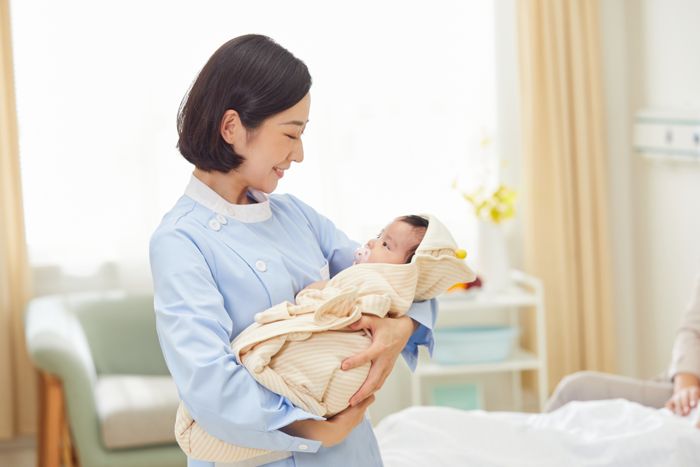 1631759427862699.jpg 攝圖網_501694182_高檔月子中心護工和嬰兒互動(企業商用).jpg