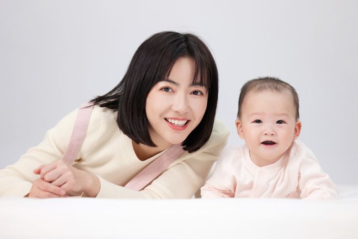 1633937851322632.jpg 攝圖網_501725321_嬰兒與月嫂的溫馨互動(企業商用).jpg