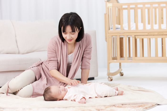 1637301096343855.jpg 攝圖網_501728710_照顧嬰兒寶寶入睡的月嫂保姆(企業商用).jpg