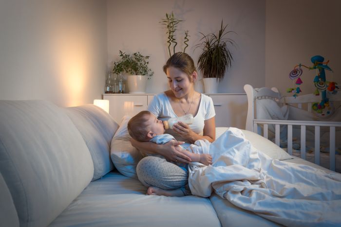 1639215552496596.jpg 攝圖網_304213041_正在喝夜奶的小寶寶(企業商用)1.jpg