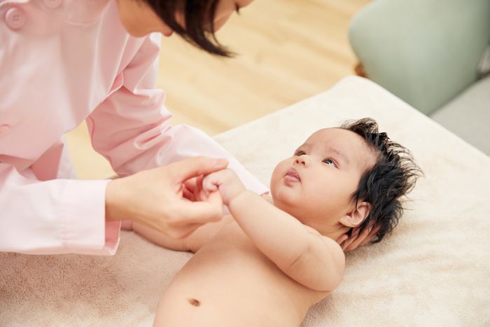 1639554277894653.jpg 攝圖網_501694446_高檔月子中心護工和嬰兒互動(企業商用).jpg