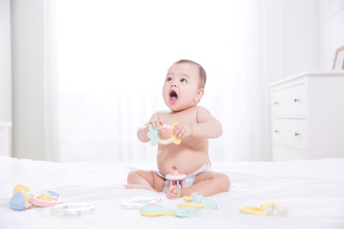 1639648593358457.jpg 攝圖網(wǎng)_501346697_可愛(ài)嬰兒玩玩具(企業(yè)商用).jpg