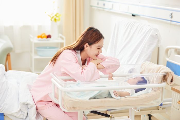 1651050629806273.jpg 攝圖網_501692287_banner_年輕媽媽和嬰兒車里的寶寶互動(企業商用).jpg