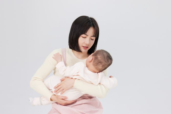 1652769213464953.jpg 攝圖網_501725324_抱著嬰兒小寶寶的月嫂(企業商用).jpg