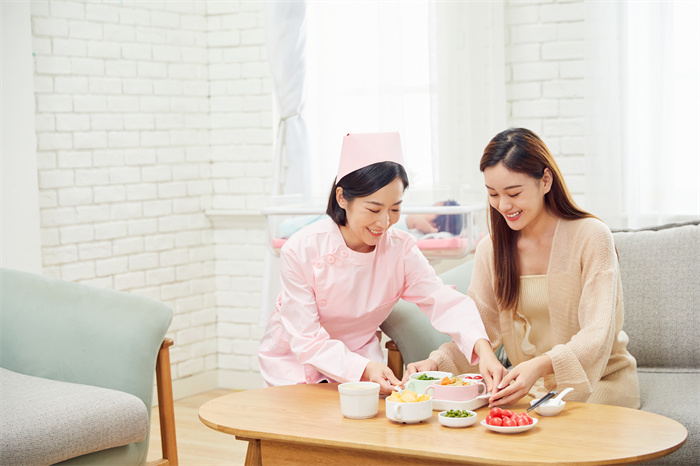 1656408353879516.jpg 攝圖網(wǎng)_501692299_月子中心護工給產(chǎn)婦準備月子餐(企業(yè)商用).jpg