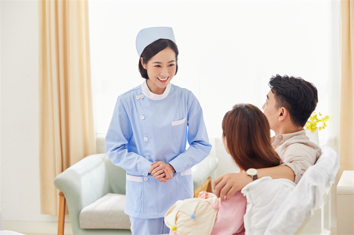 1656577629993800.jpg 攝圖網_501693712_月子中心護工問候新生兒父母(企業商用).jpg