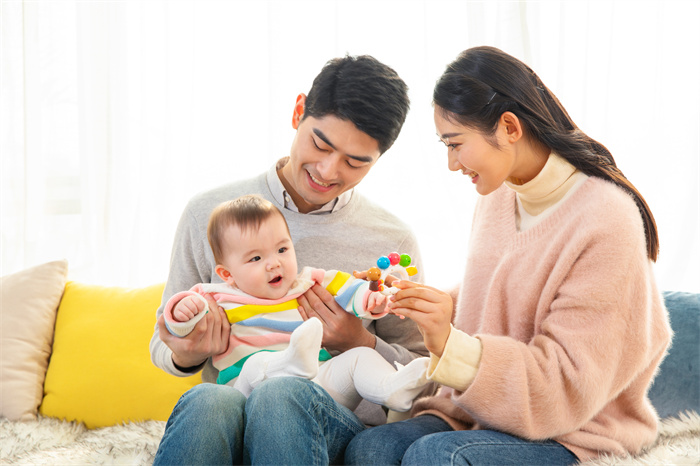 1656925625932829.jpg 攝圖網_501532899_年輕爸媽陪寶寶玩玩具(企業商用).jpg