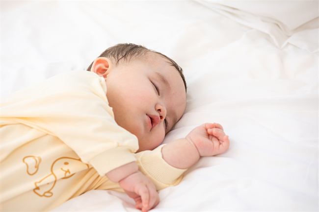 1658566429264133.jpg 攝圖網(wǎng)_501532887_寶寶側(cè)臥睡覺(企業(yè)商用).jpg